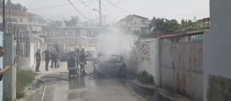 LAJMI I FUNDIT/ Makina shkrumbohet nga zjarri në Vlorë,  momentet e ndërhyrjes së zjarrfikëseve