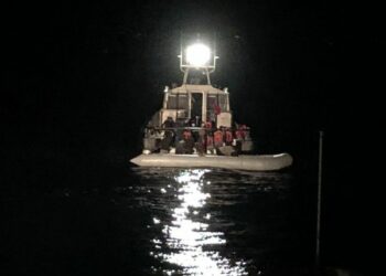 S’kapën skafistin që do dërgonte 55 sirianë në Itali, arrestohen 5 roje bregdetare në Vlorë