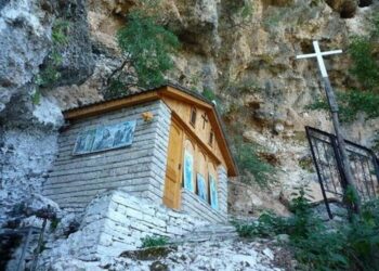 Për pelegrinazh me prindërit, 12-vjeçarja bie në humnerë dhe nxirret e gjallë