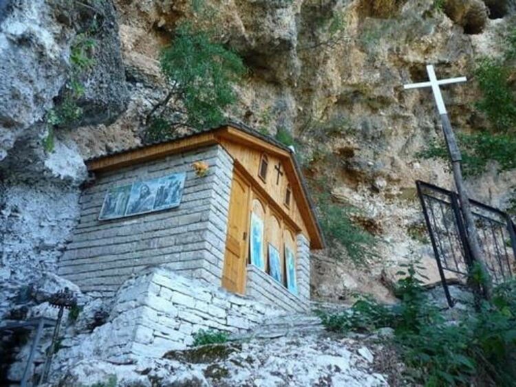 Për pelegrinazh me prindërit, 12-vjeçarja bie në humnerë dhe nxirret e gjallë