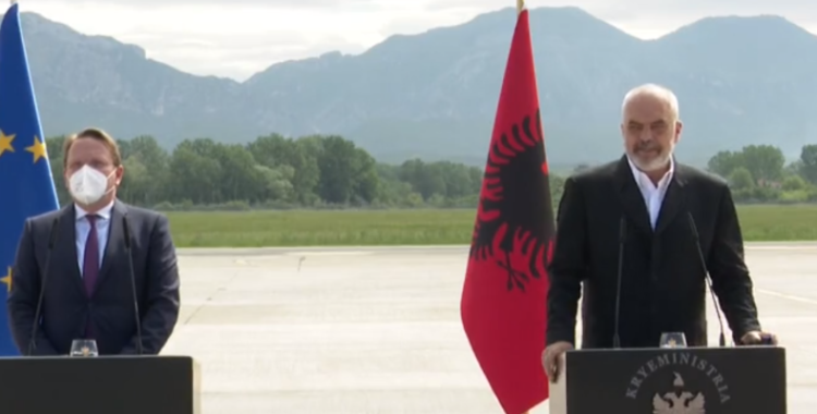 LIVE/ Rama konferencë me Varhelyi: Zëri i arsyes në KE për të mos e lënë jashtë Ballkanin nga shpërndarja e vaksinave