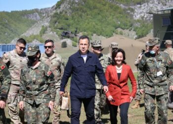 Kim dhe Peleshi ndjekin përgatitjen e trupave të armatosura amerikane dhe shqiptare në Bizë