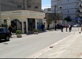 Krimi në Elbasan/ Rëndohet bilanci, gruaja vritet nga bashkëshorti, edhe dy persona të plagosur