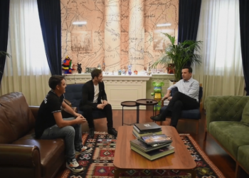 Shmangu tragjedinë në sheshin “Skënderbej”, Veliaj i jep të riut titullin “Mirënjohja e Qytetit”