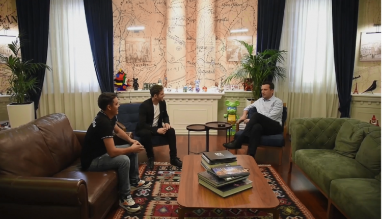 Shmangu tragjedinë në sheshin “Skënderbej”, Veliaj i jep të riut titullin “Mirënjohja e Qytetit”