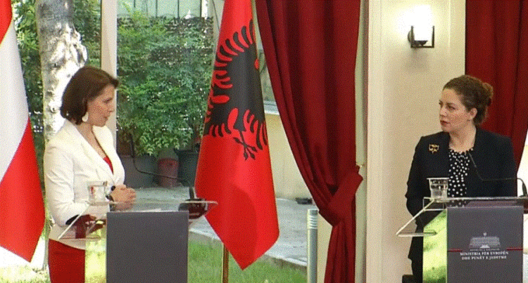 Xhaçka konferencë me ministren austriake: Të lehtësohen pengesat për rajonin!
