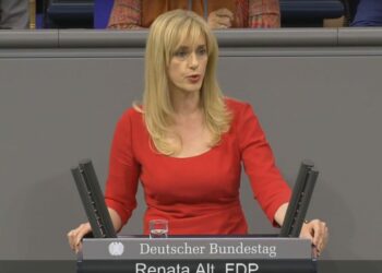 Deputetja gjermane: Shqipëria të mos dalë para Maqedonisë së Veriut për negociatat