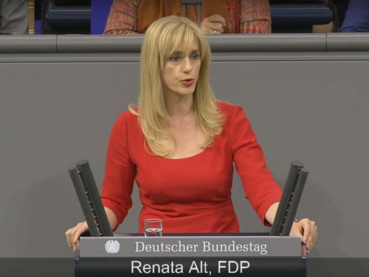 Deputetja gjermane: Shqipëria të mos dalë para Maqedonisë së Veriut për negociatat