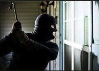 E RËNDË/ Hyjnë për të vjedhur në një banesë, grabitësit dhunojnë edhe familjen