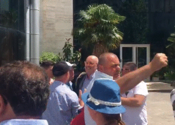 “Janë heronj”, lot gëzimi jashtë gjykatës së Vlorës, lirohen rojet bregdetare që shpëtuan emigrantët