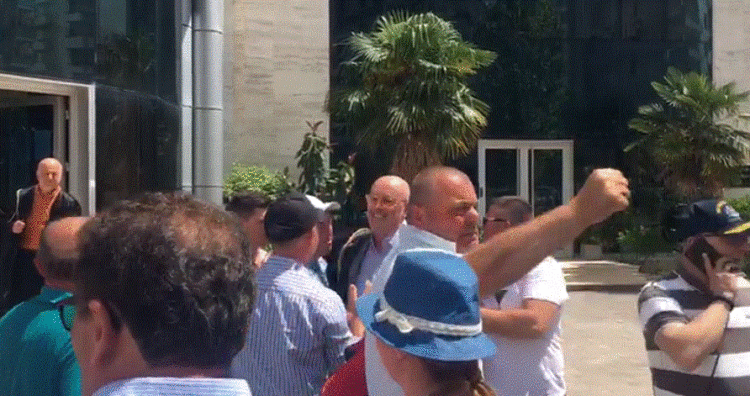 “Janë heronj”, lot gëzimi jashtë gjykatës së Vlorës, lirohen rojet bregdetare që shpëtuan emigrantët