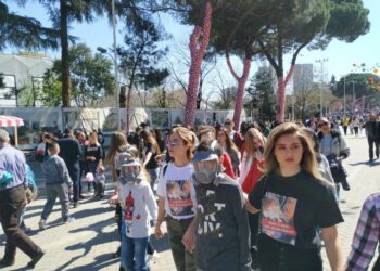 Të rinjtë, sidomos vajzat deri në 17 vjeç rrezikojnë më shumë për të qenë të varfër