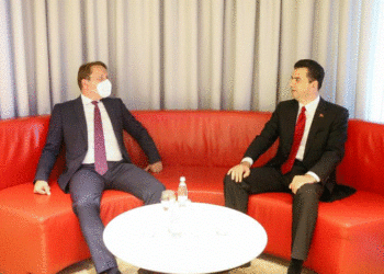 Basha pas takimit me Varhelyi: PD e vendosur për të vazhduar betejën për ndryshim