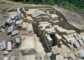 FOTO/ Zbulohet varri i lashtë në Parkun Arkeologjik të Amantias