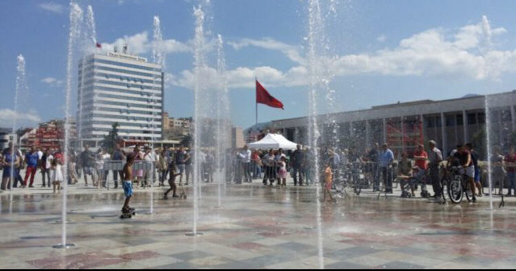 Turizmi veror në Shqipëri, të huajt po preferojnë të vizitojnë vendin tonë pasi masat janë më të lehta