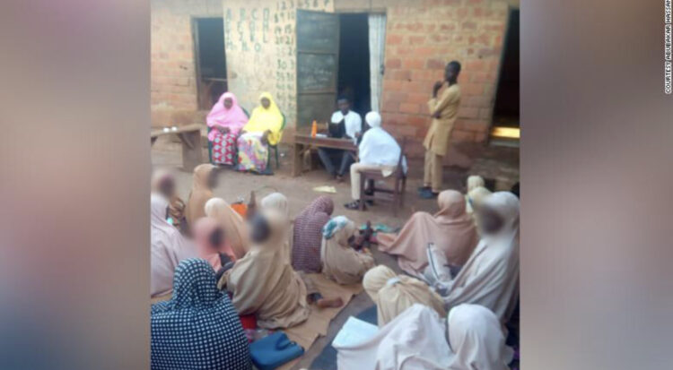 Njerëz të armatosur rrëmbejnë mbi 80 studentë nga shkolla në Nigeri