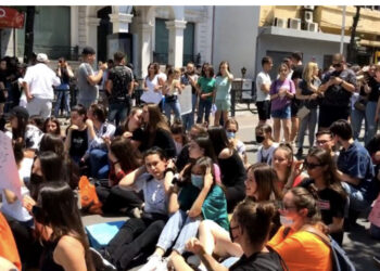 Maturantët protestë te Ministria e Arsimit për provimin e Matematikës, bllokojnë rrugën