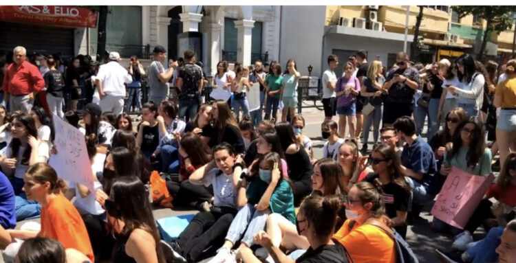 Maturantët protestë te Ministria e Arsimit për provimin e Matematikës, bllokojnë rrugën