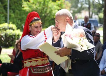 Kuvendi voton për shkarkimin/ Meta organizon koncert me valle në Presidencë