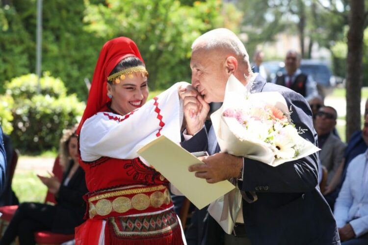 Kuvendi voton për shkarkimin/ Meta organizon koncert me valle në Presidencë