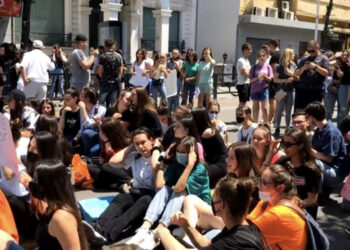 Testi i matematikës: Maturantët sërish në protestë, bllokojnë Rrugën e Durrësit