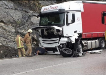 Aksident në Xibrakë/ Drejtuesi i autobotit të naftës humb kontrollin e mjetit, del nga rruga