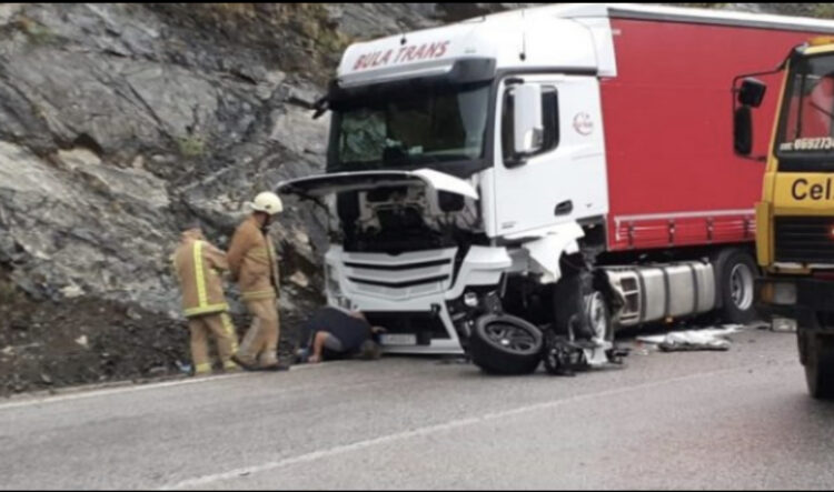 Aksident në Xibrakë/ Drejtuesi i autobotit të naftës humb kontrollin e mjetit, del nga rruga