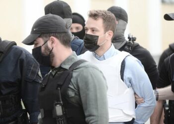 “Vriteni! Të kalbet në burg!” Me antiplumb dhe i rrethuar nga policia, Babis mbërrin në gjykatë