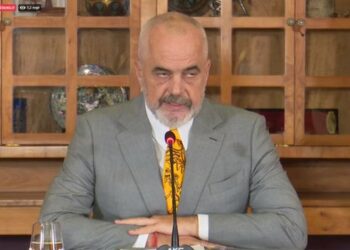 Rama thirrje bizneseve: Largohuni nga plazhet ku jeni pa leje, policia do t’ju sekuestrojë çadra dhe shezlonë!