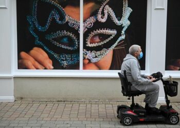 Pozitiv me Covid-19 për 305 ditë, bashkëshortja i bën gati funeralin 5 herë