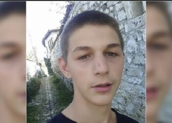 Qytetarët reagojnë të indinjuar për vrasjen e 20-vjeçarit: Policia jonë është e zënë me arrestimin dhe sekuestrimin e…