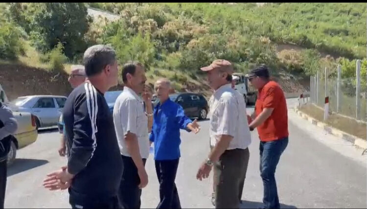 Banorët e Bënçës përplasen me pronarët e kompanisë së asfaltit, Auron Tare: Kërcënuan se do na vrisnin
