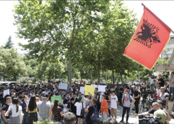 Maturantët mbyllin protestën para Ministrisë së Arsimit: Do të rikthehemi sërish nesër