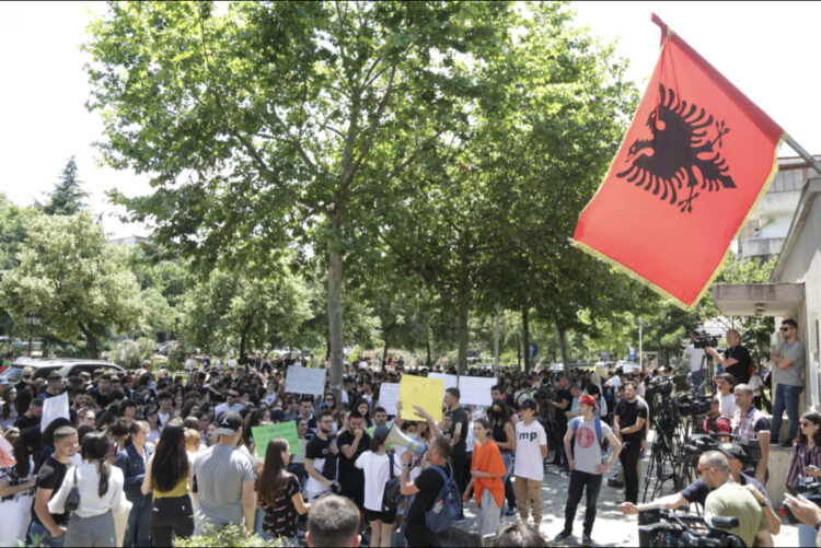 Maturantët mbyllin protestën para Ministrisë së Arsimit: Do të rikthehemi sërish nesër