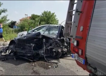 Aksident i trefishtë në Elbasan, plagosen dy persona, njëri rrezikon të humbasë këmbët