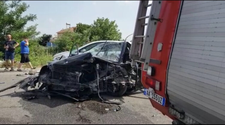 Aksident i trefishtë në Elbasan, plagosen dy persona, njëri rrezikon të humbasë këmbët
