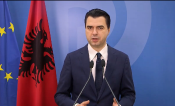 Flet Basha: Kam vetëm një mesazh për 3 kandidatët e tjerë pëballë meje