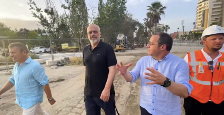 Rama shkon në Vlorë, inspekton punimet me Gjiknurin