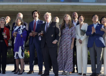 Pas takimeve profesionale, liderët e G7 organizojnë piknik në plazh