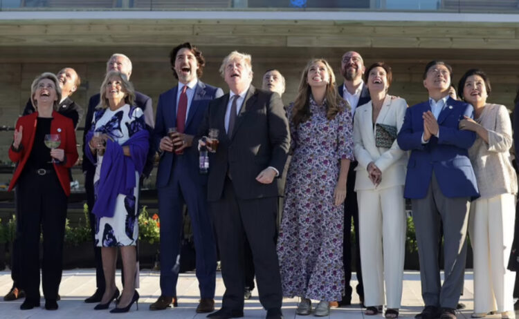 Pas takimeve profesionale, liderët e G7 organizojnë piknik në plazh