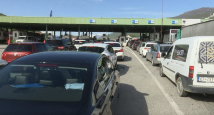 Fluks turistësh në Morinë, pushuesit nga Kosova “dynden” drejt Shqipërisë