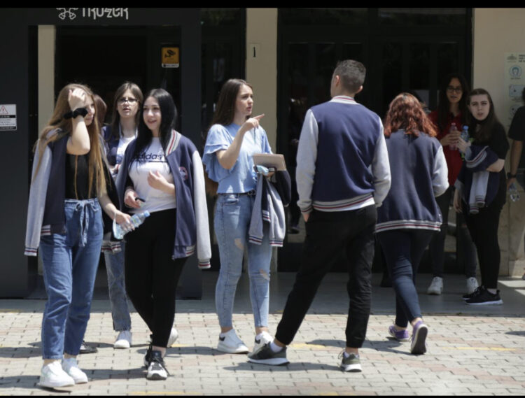 Maturantët dalin të pakënaqur nga niveli i provimeve! Paralajmërojnë protestë: Teza ishte ndryshe