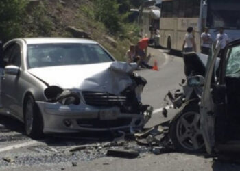 Përplasen automjetet në Krujë: Katër të lënduar, mes tyre edhe fëmijë