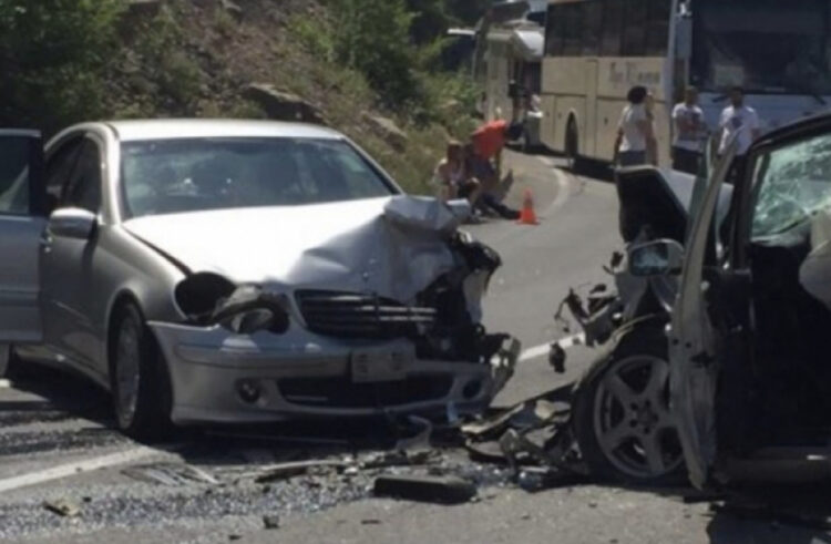 Përplasen automjetet në Krujë: Katër të lënduar, mes tyre edhe fëmijë