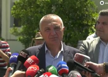 “Zoti i faltë ata që s’dinë çfarë bëjnë”/ Meta komenton vendimin e mazhorancës për shkarkim