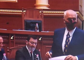 Rama sfidon Metën, shihni gjestin që bën duke votuar kundër tij