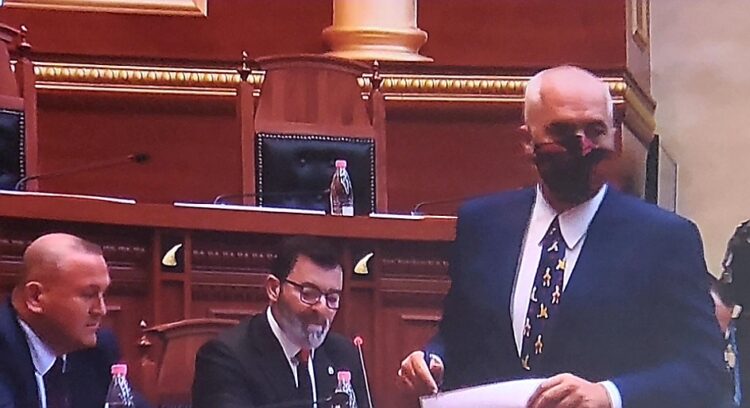 Rama sfidon Metën, shihni gjestin që bën duke votuar kundër tij