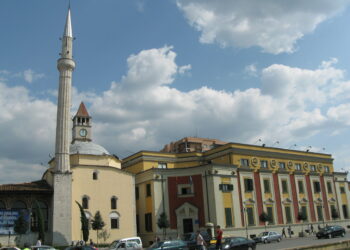 Bashkitë rritën shpenzimet për personel pas reformës së decentralizimit, kryeson Tirana