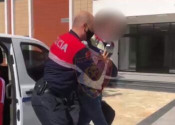 Kanosi me armë zjarri një person, në pranga 47-vjeçarit në Berat