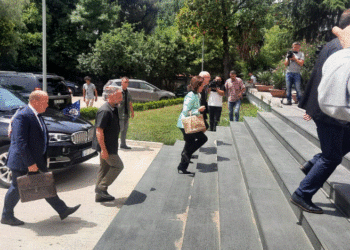 Zyrtari i lartë i DASH mbyll takimin me Ramën, niset drejt zyrës së Bashës